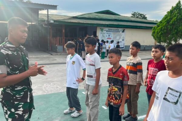 Prajurit Yonif TP 858/MSB Tanamkan Disiplin Lewat Pelatihan PBB di SD YAPIS 2 Biak