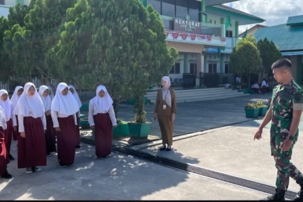 Prajurit YONIF TP 858/MSB Melatih PBB di SD YAPIS 2 BIAK